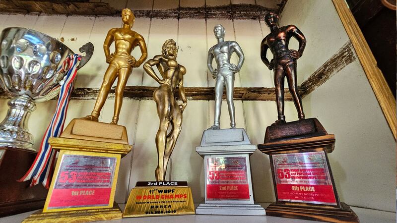 ကာယအားကစားမယ် မသဲစု ရရှိခဲ့သည့် ဆုအချို့ကို ၂၀၂၃ ခုနှစ်၊ ဇွန်လ ၉ ရက်နေ့က တွေ့ရစဉ်။ (Photo: RFA)