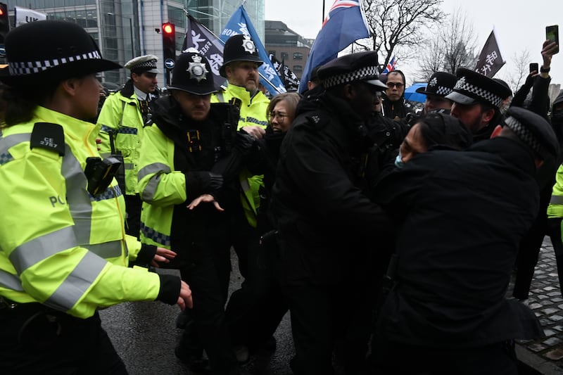 警方約於下午3時前採取行動,以違反《公眾秩序法》先拘捕一名女示威者(圖中),及後一名男示威者嘗試走近警員時亦被制服(圖右),最後一同被警押上警車帶走。(梁銘康攝)