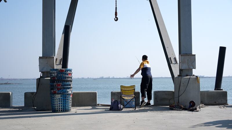 在海邊釣魚能讓蔡智豪感到平靜，也是他在嘉義的樂趣。